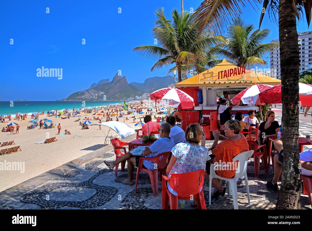 Strandbar an der Promenade von Ipanema, Rio de Janeiro, Brasilien Stockfoto