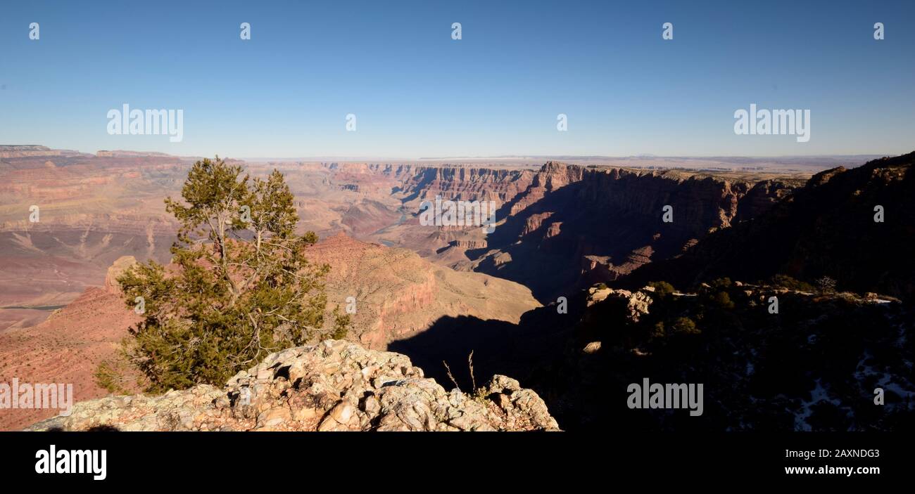 Majestätischer Weitwinkelblick Auf Den Grand Canyon Gegen Den Klaren Blauen Morgenhimmel Stockfoto