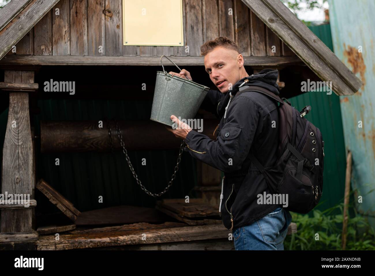 Mann trinkt aus Brunnen mit Wasser Stockfoto