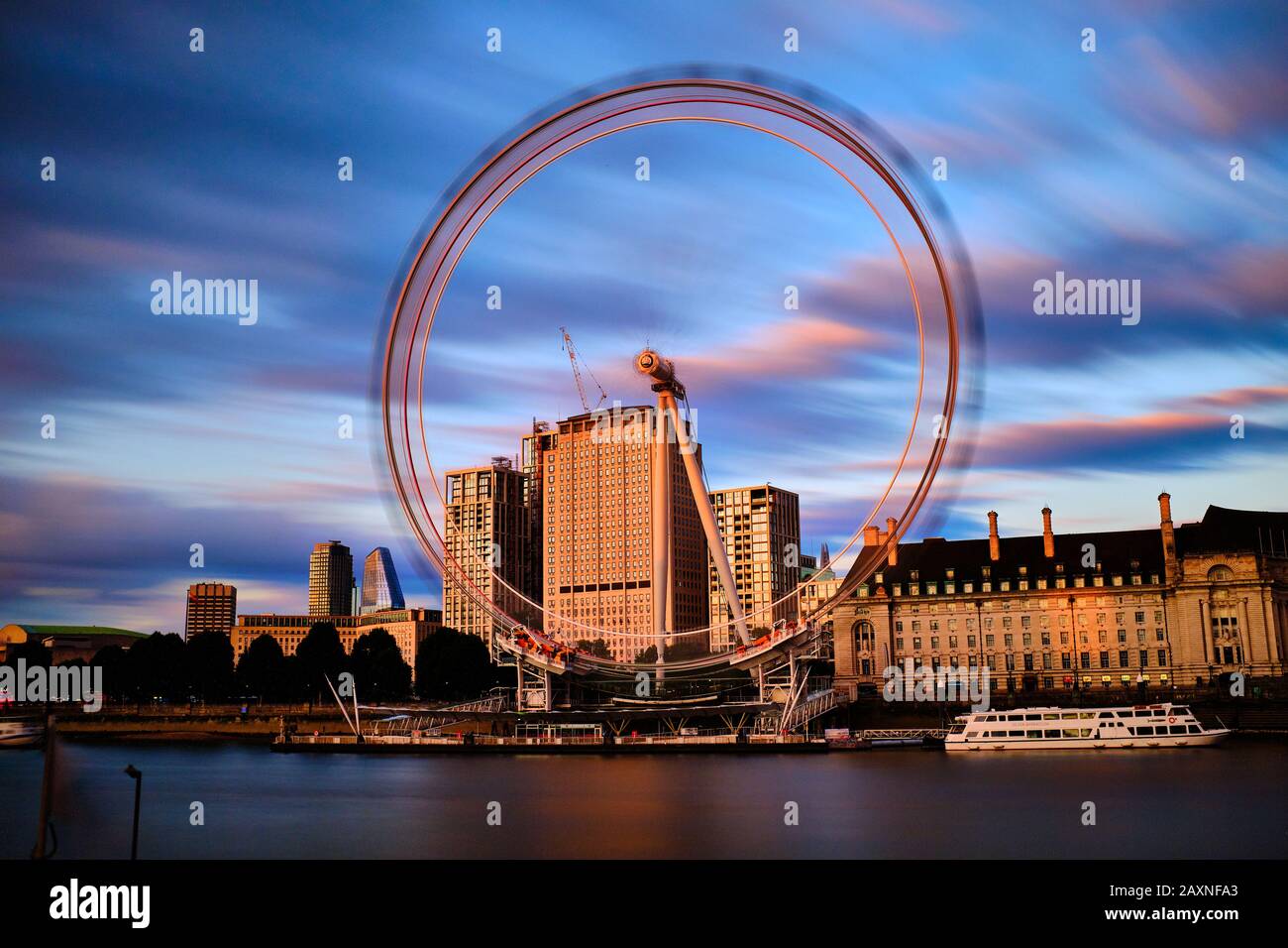 Das London Eye oder das Millennium Wheel ist ein ausladungsarreiertes Beobachtungsrad an der Südbank der Themse in London. Stockfoto