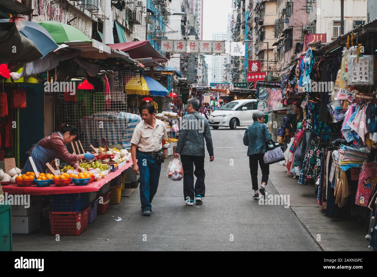 Hongkong, China - November 2019: Menschen auf dem Straßenmarkt in der Altstadt von Hongkong Stockfoto