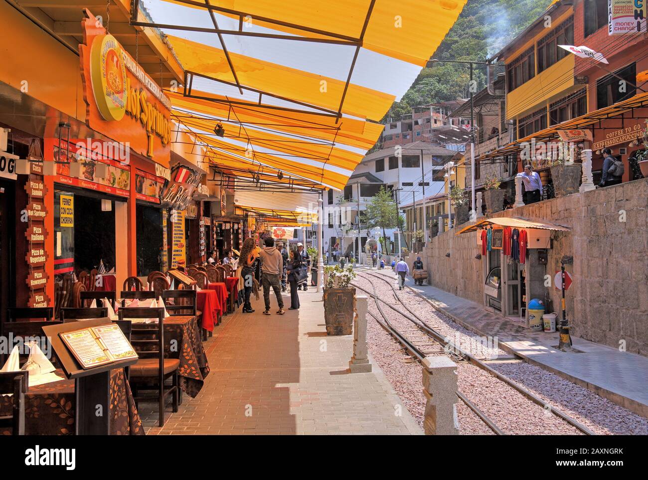 Restaurants an der Bahntrasse im Zentrum, Aguas Calientes, Machu Picchu Pueblo, Urubamba-Tal, Anden-Hochland, Peru Stockfoto