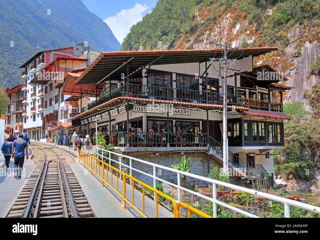 Restaurant an der Bahntrasse im Zentrum, Aguas Calientes, Machu Picchu Pueblo, Urubamba-Tal, Anden-Hochland, Peru Stockfoto