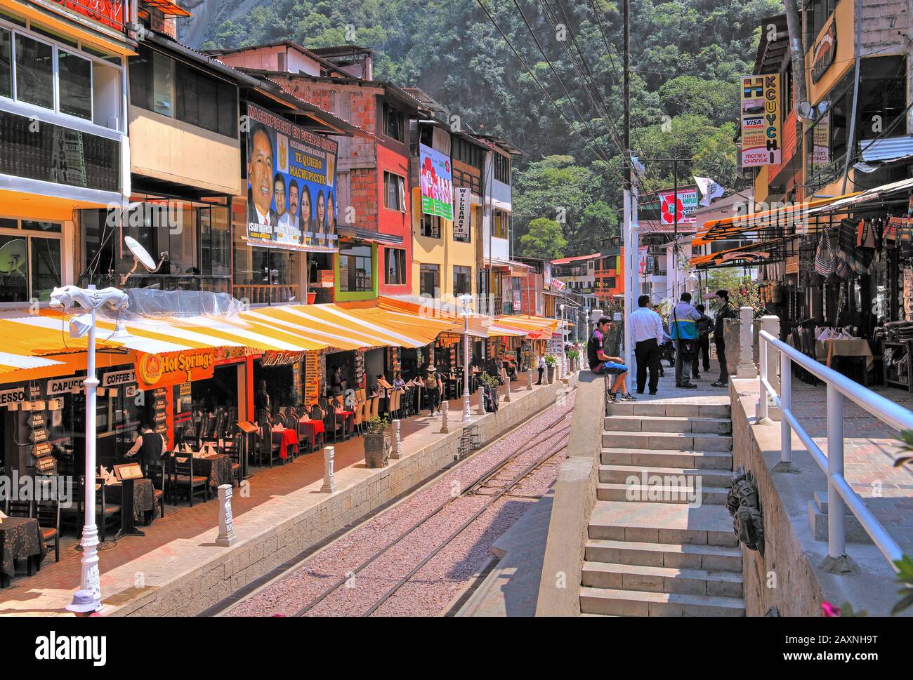 Restaurants an der Bahntrasse im Zentrum, Aguas Calientes, Machu Picchu Pueblo, Urubamba-Tal, Anden-Hochland, Peru Stockfoto