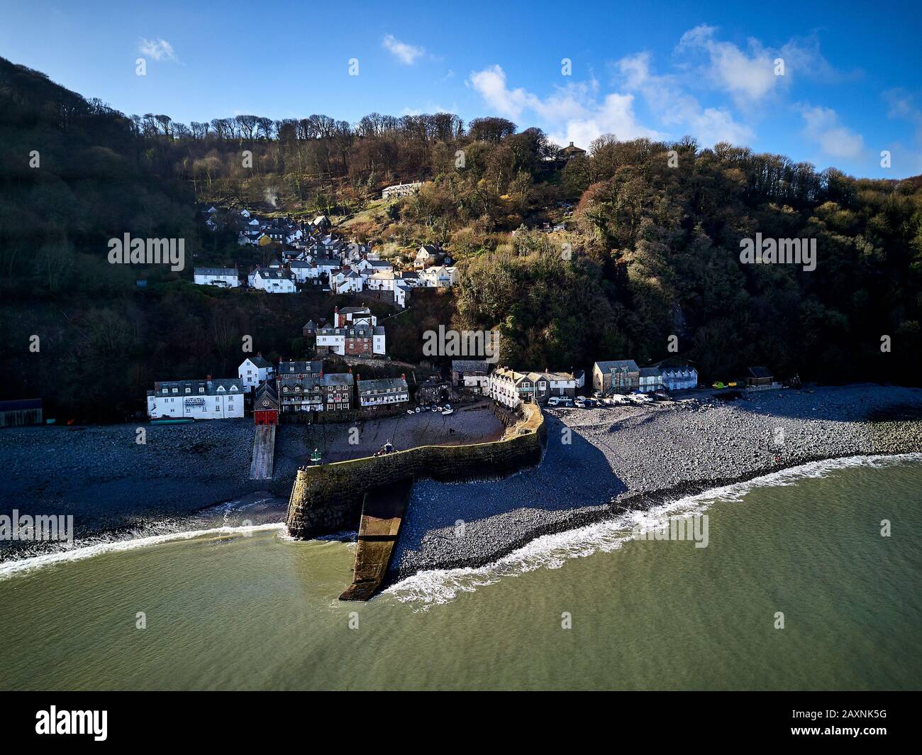 Abgebildet ist Clovelly, ein Hafendorf im Distrikt Torridge in Devon, England. Seine steile Fußgängerzone mit gepflasterter Hauptstraße, Esel und Blick Stockfoto