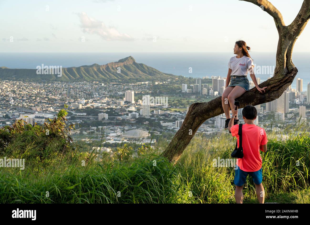 Honolulu, HI - 25. januar 2020: Touristen posieren für Fotos im Tantalus Overlook mit Waikiki und Diamond Head im Hintergrund Stockfoto