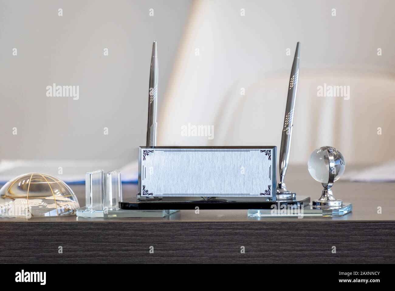 Silberner Namenshalter und Stifthalter auf Bürotisch Stockfoto