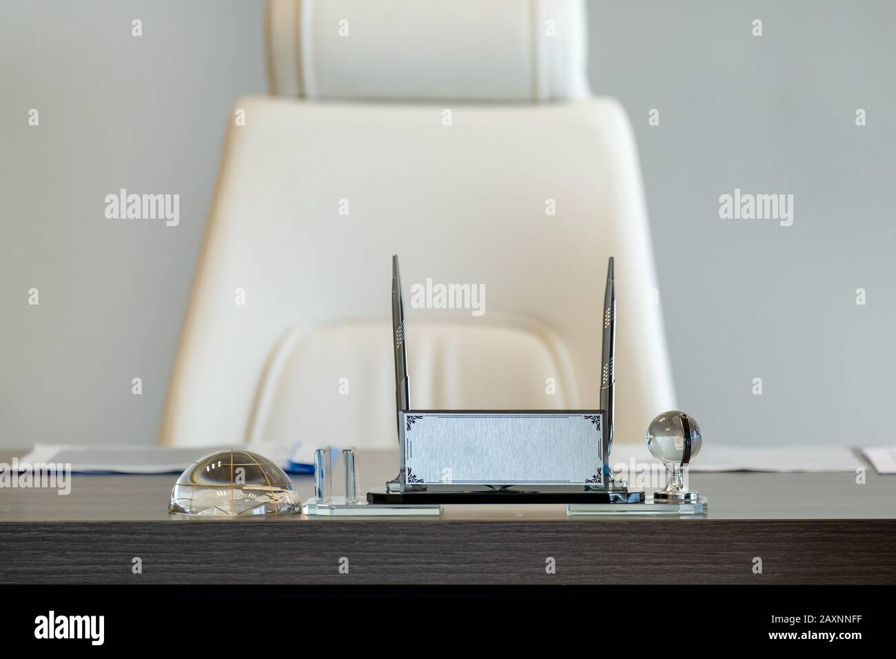Silberner Namenshalter und Stifthalter auf Bürotisch Stockfoto