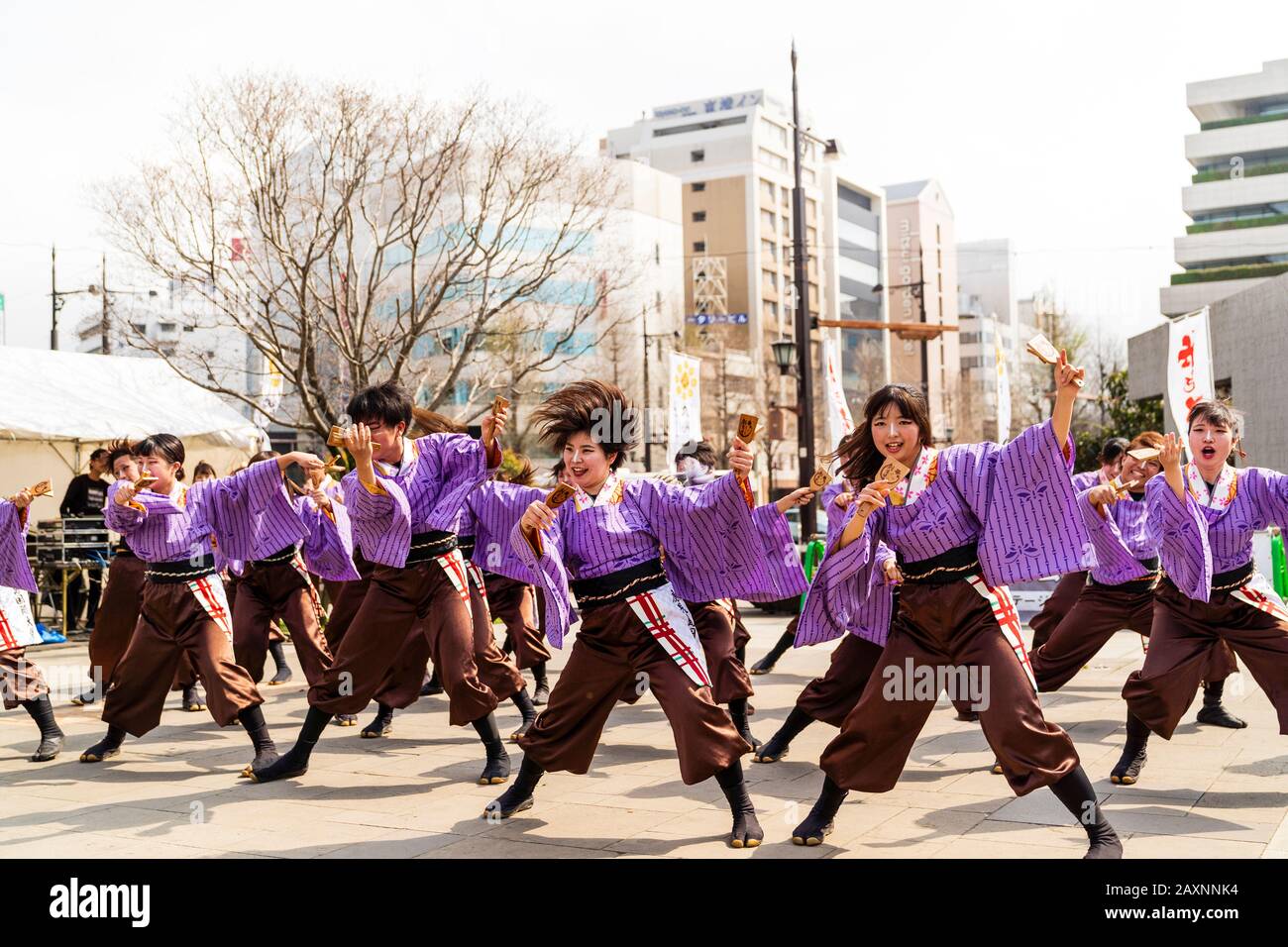 Japanische Yosakoi-Tanzgruppe, die auf dem öffentlichen Platz auf dem Kyusyu Gassai Festival in Kumamoto im Freien tanzt. Tänzerinnen, die Naruko, Klipper, zauern. Tagsüber. Stockfoto