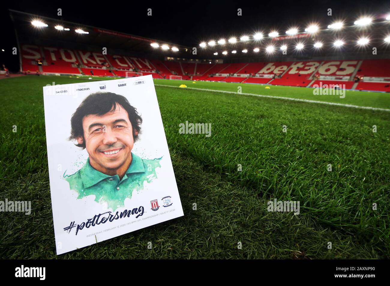 Allgemeiner Blick auf das Stadion neben dem Spielprogramm mit dem verstorbenen Gordon Banks auf der Titelseite, um ein Jahr seit seinem Vortritt vor dem Sky Bet Championship Match im BET365 Stadium, Stoke, zu markieren. Stockfoto