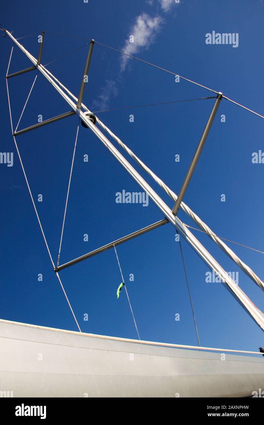 Metall-Aluminiummast und Horisontalboom des Segelboots gegen blauen klaren Himmel Stockfoto