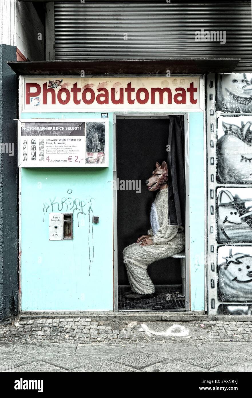 Fotoautomat, Person mit Kostüm und Wolfsmaske, Selbstauslöser, Foto, Selfie Stockfoto
