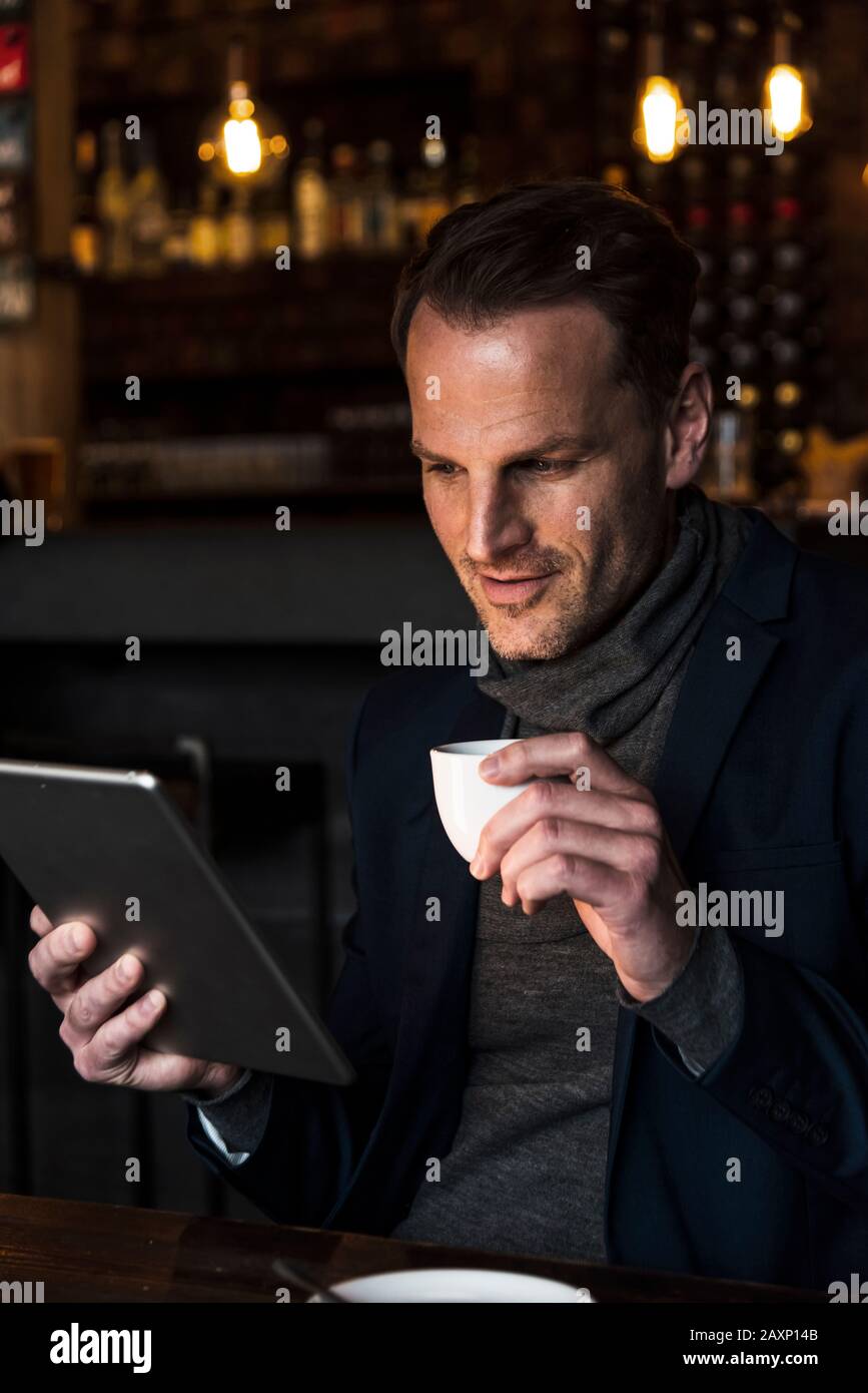 Geschäftsmann mit Notebook-Computer im Café, Halbporträt Stockfoto