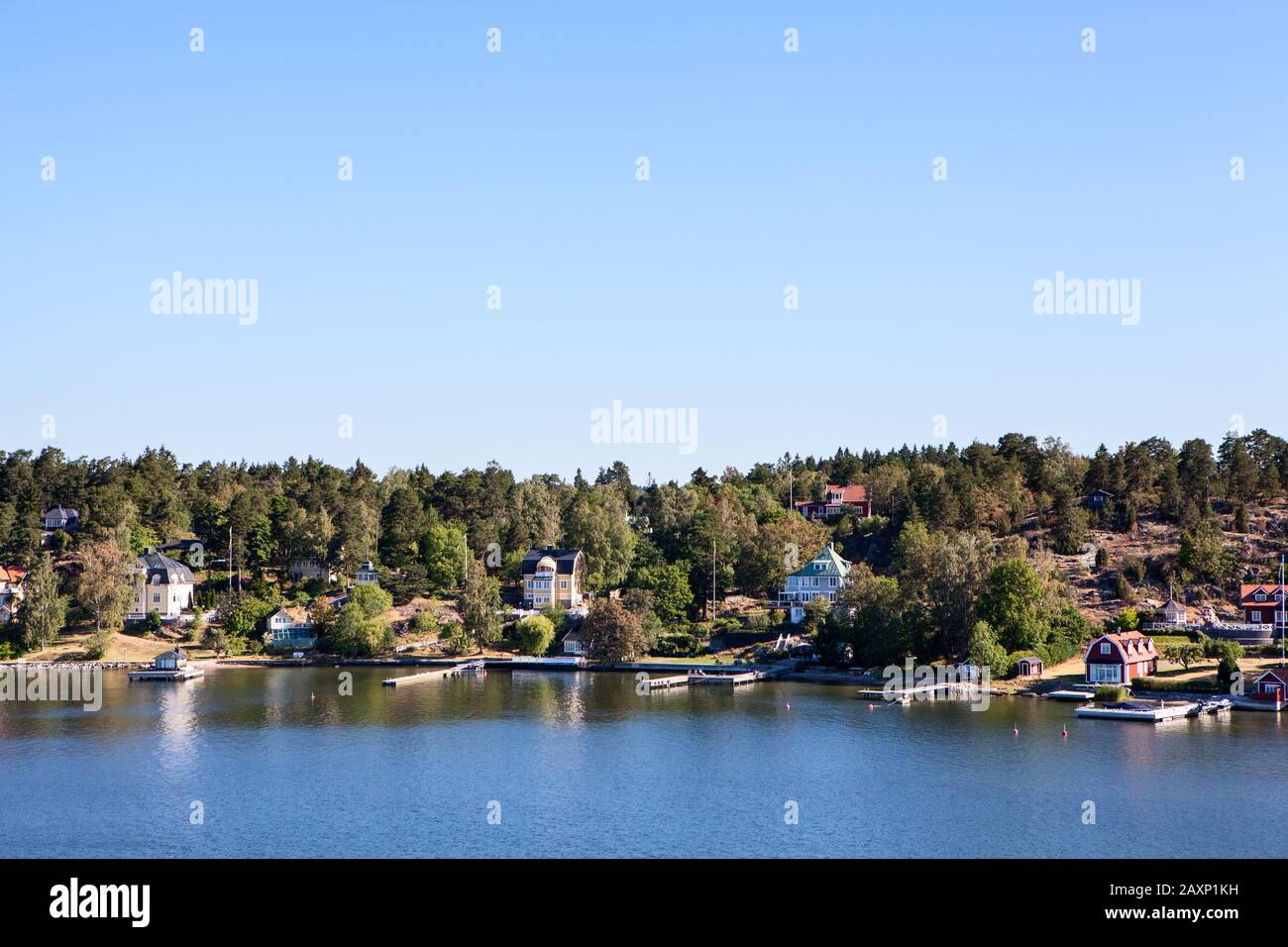 Viele verschiedene Gebäude und Häuser befinden sich an der Küste des Stockholmer Archipels in Schweden. Gemeinsame Tallandschaft. Skandinavien, Europa Stockfoto