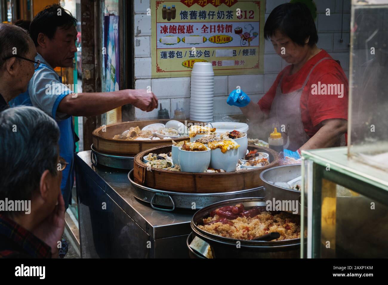 Hongkong - November 2019: Menschen kaufen chinesische Straßennahrung in Hongkong, Stockfoto