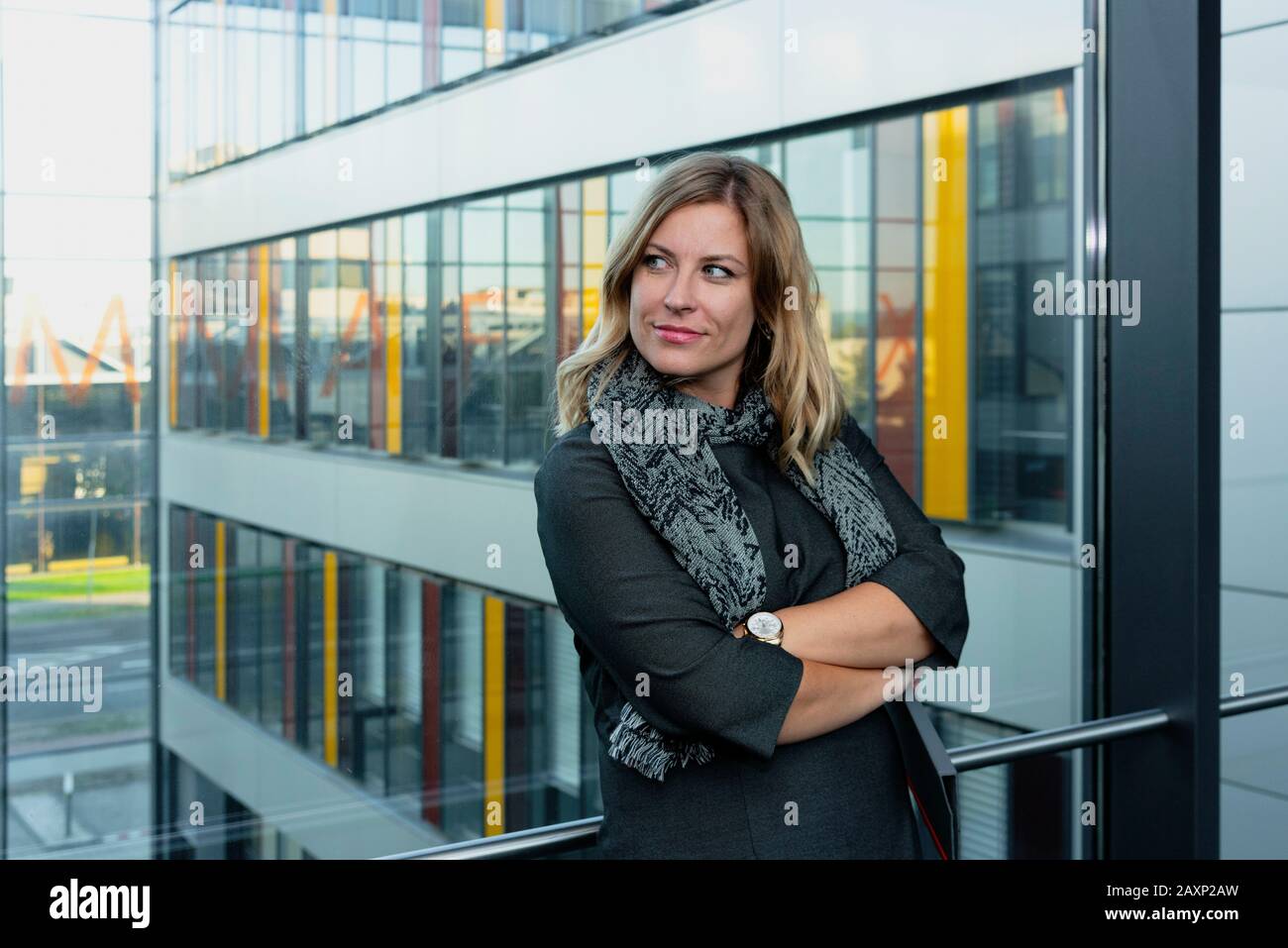 Junge Geschäftsfrau im modernen Bürogebäude, Halbporträt Stockfoto
