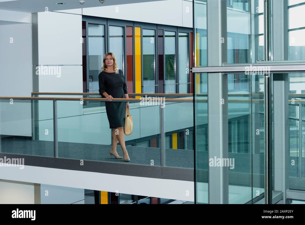 Geschäftsfrau im Bürogebäude Stockfoto
