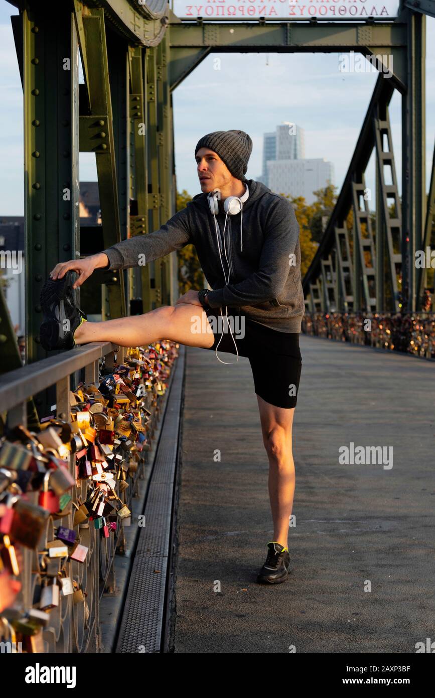 Sportlicher Mann in der Stadt, Frankfurt am Main, Hessen, Deutschland Stockfoto