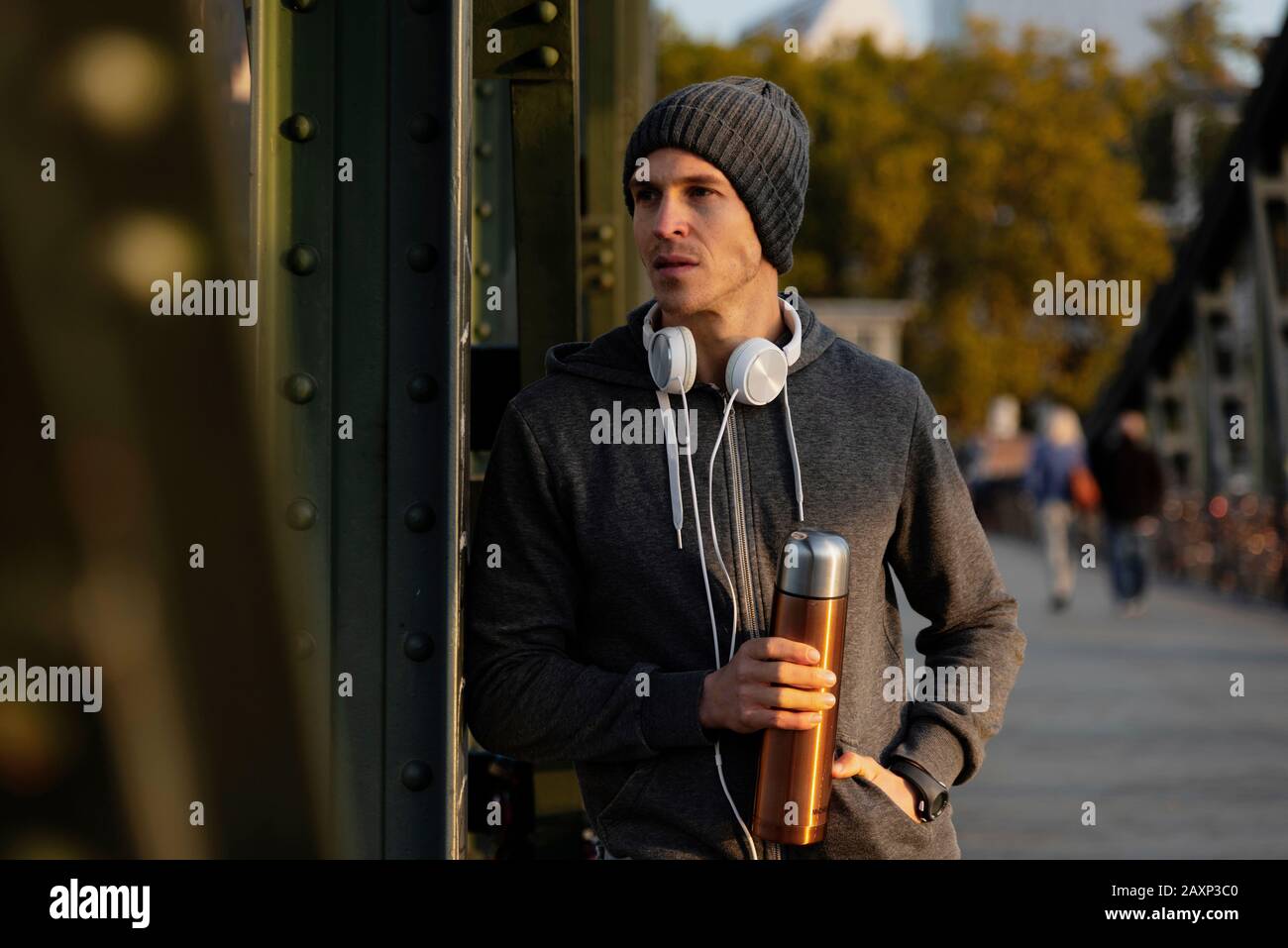 Sportlicher Mann in der Stadt, Frankfurt am Main, Hessen, Stockfoto