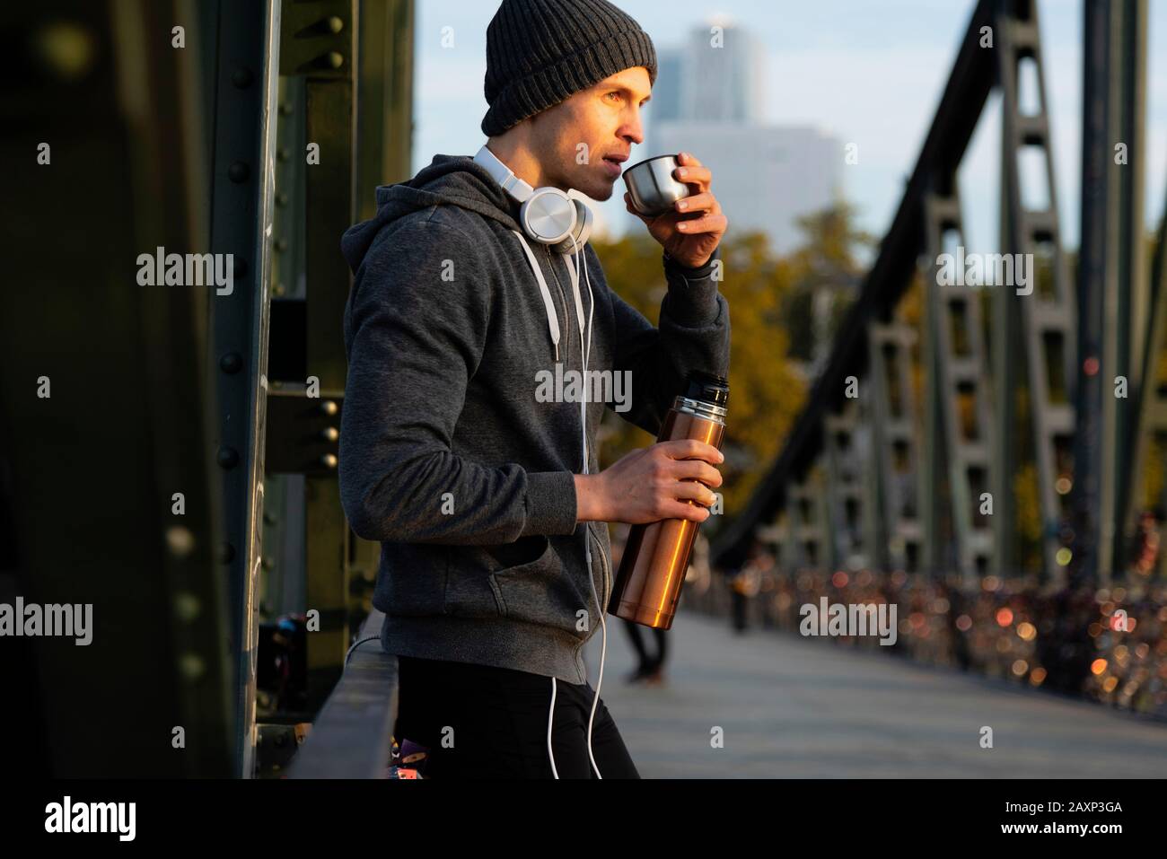 Sportlicher Mann hat beim Joggen in der Stadt eine Pause, halb Porträt Stockfoto