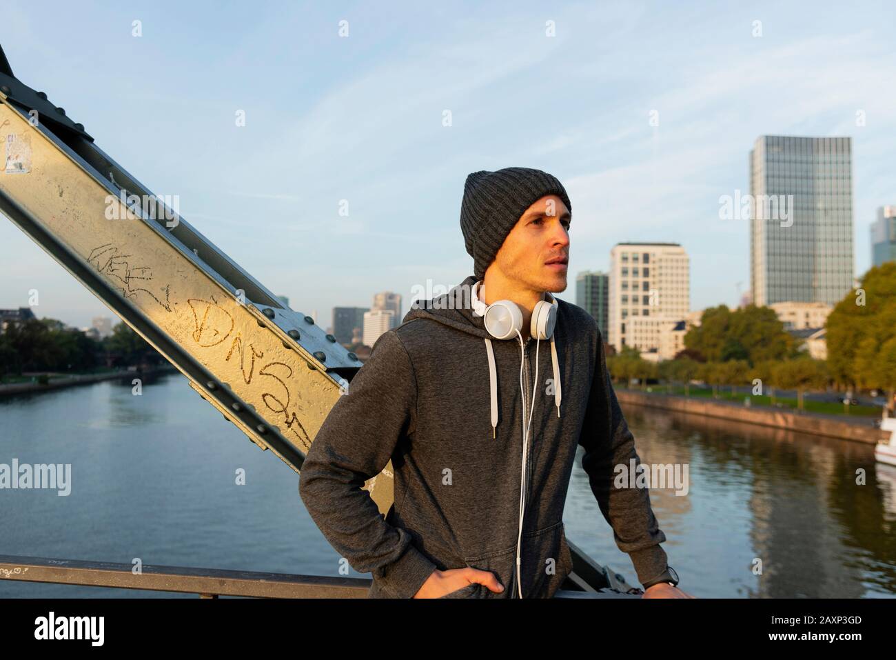Junger Mann in der Stadt, Frankfurt am Main, Hessen, Stockfoto