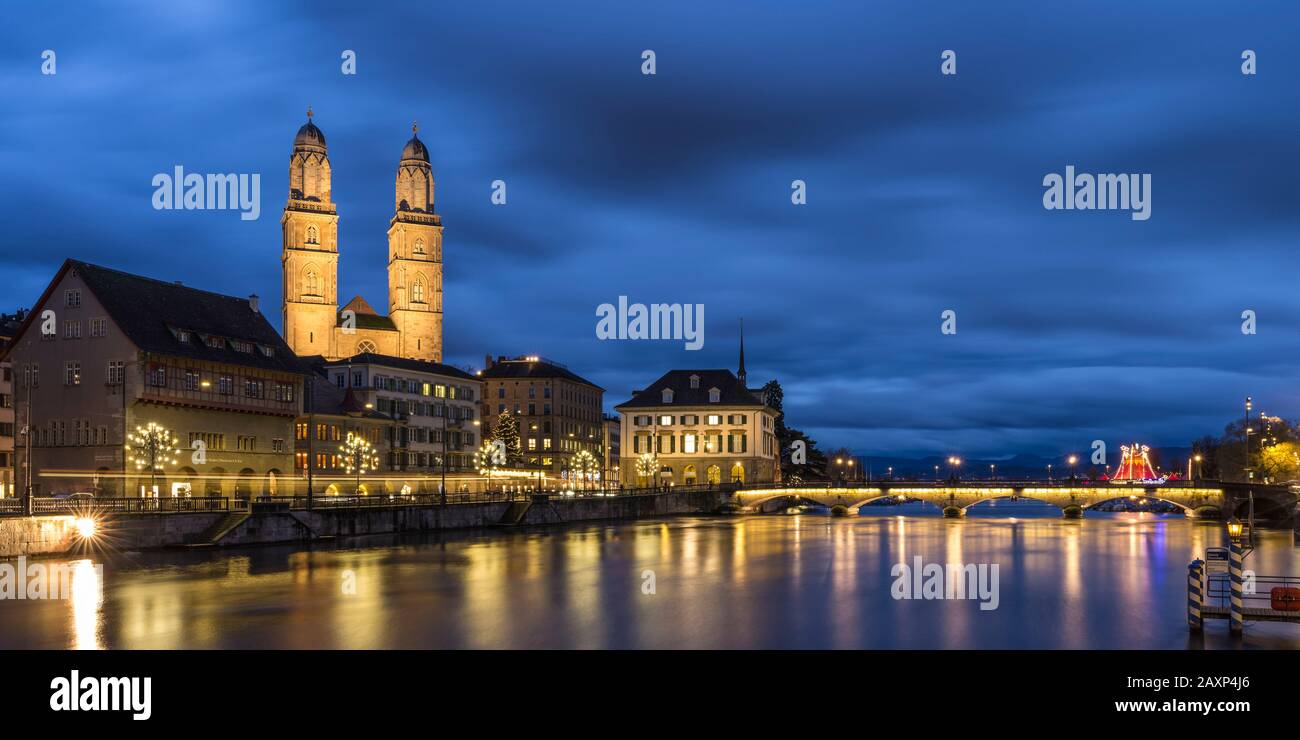 Grossmünster und Limmat bei der Blauen Stunde in Zürich Stockfoto