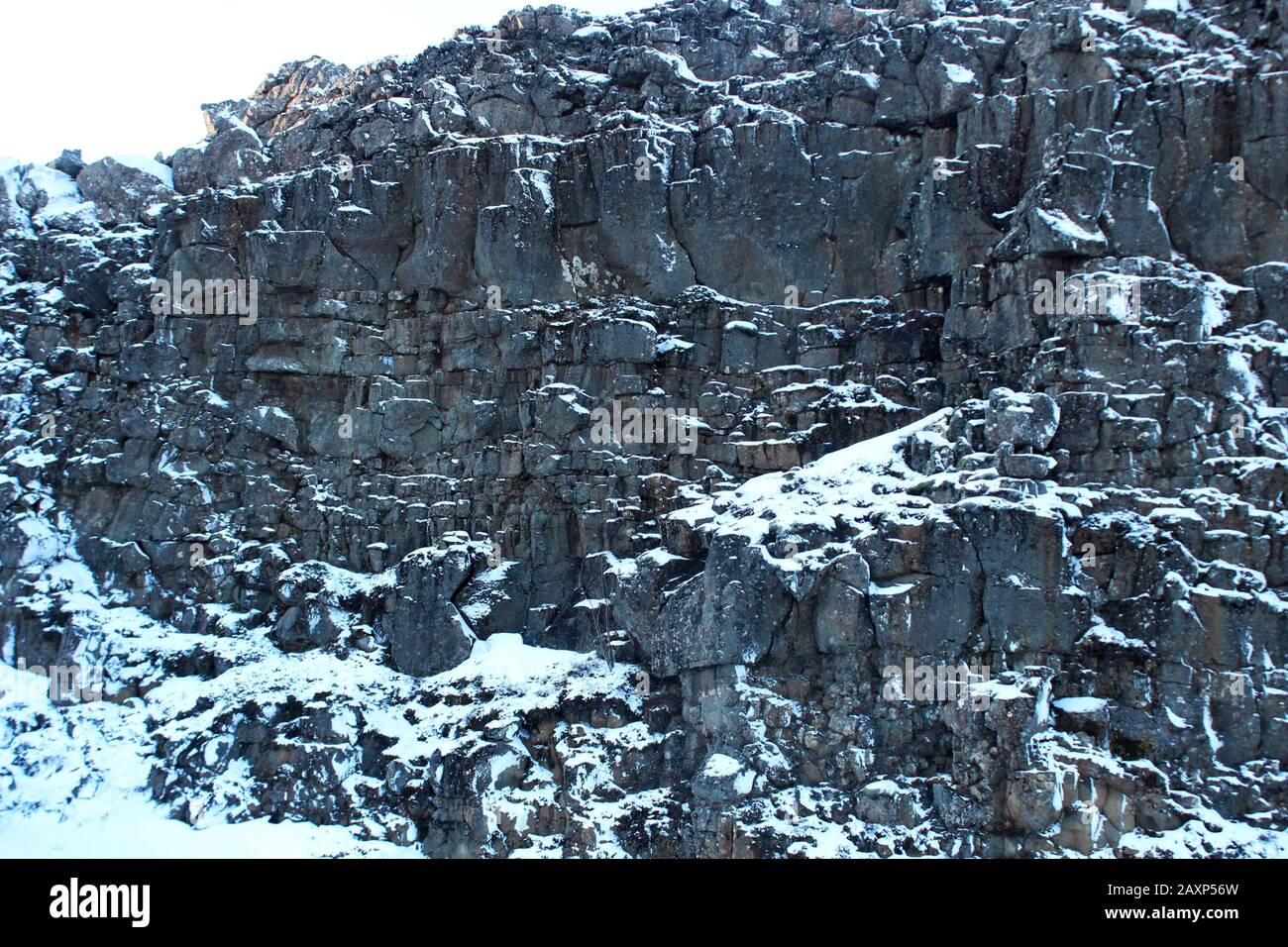 Verschneite Felsformation im Thingvellir-Nationalpark, Island Stockfoto