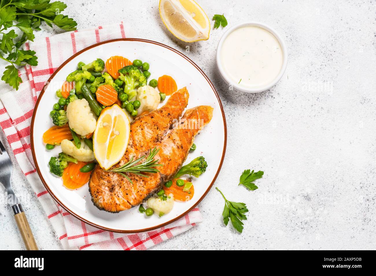 Gegrillter Lachs Fisch Steak mit Gemüse auf Weiß. Stockfoto