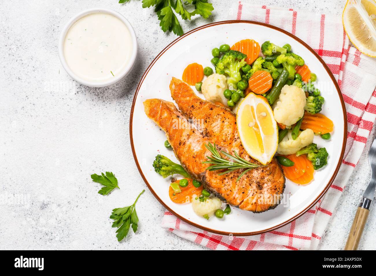 Gegrillter Lachs Fisch Steak mit Gemüse auf Weiß. Stockfoto