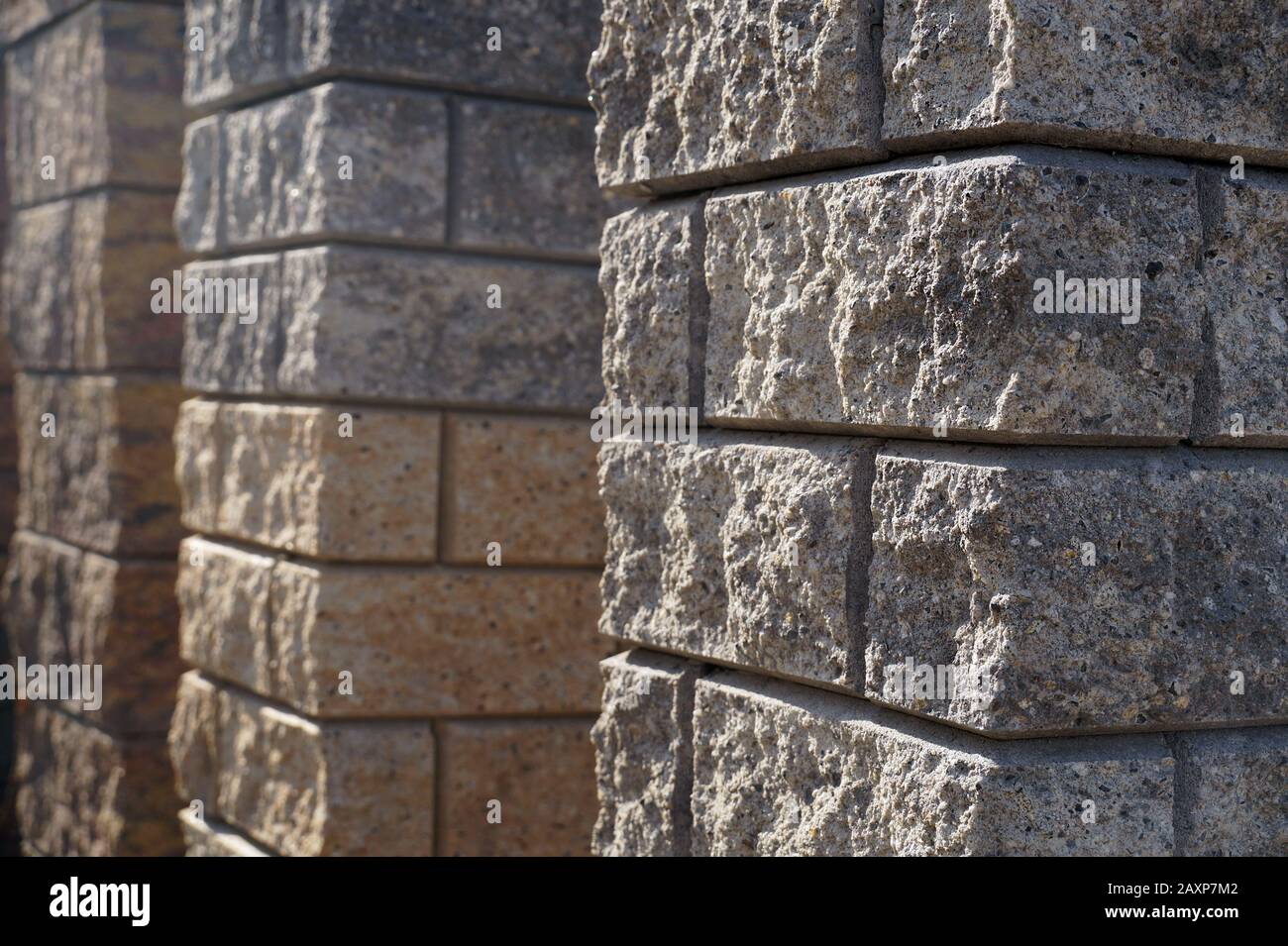 Zaunpfosten aus geteiltem Gesichtsblock.mit Baumaterial einkaufen. Stockfoto