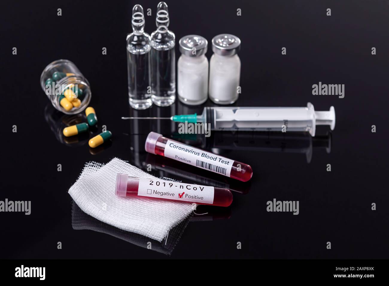 Blut-Reagenzglas mit der Coronavirus Krankheit für Virus-Test und Forschung. Blut-Reagenzglas mit Ampullen, Spritze und Medikamenten auf schwarzem Schreibtisch Stockfoto