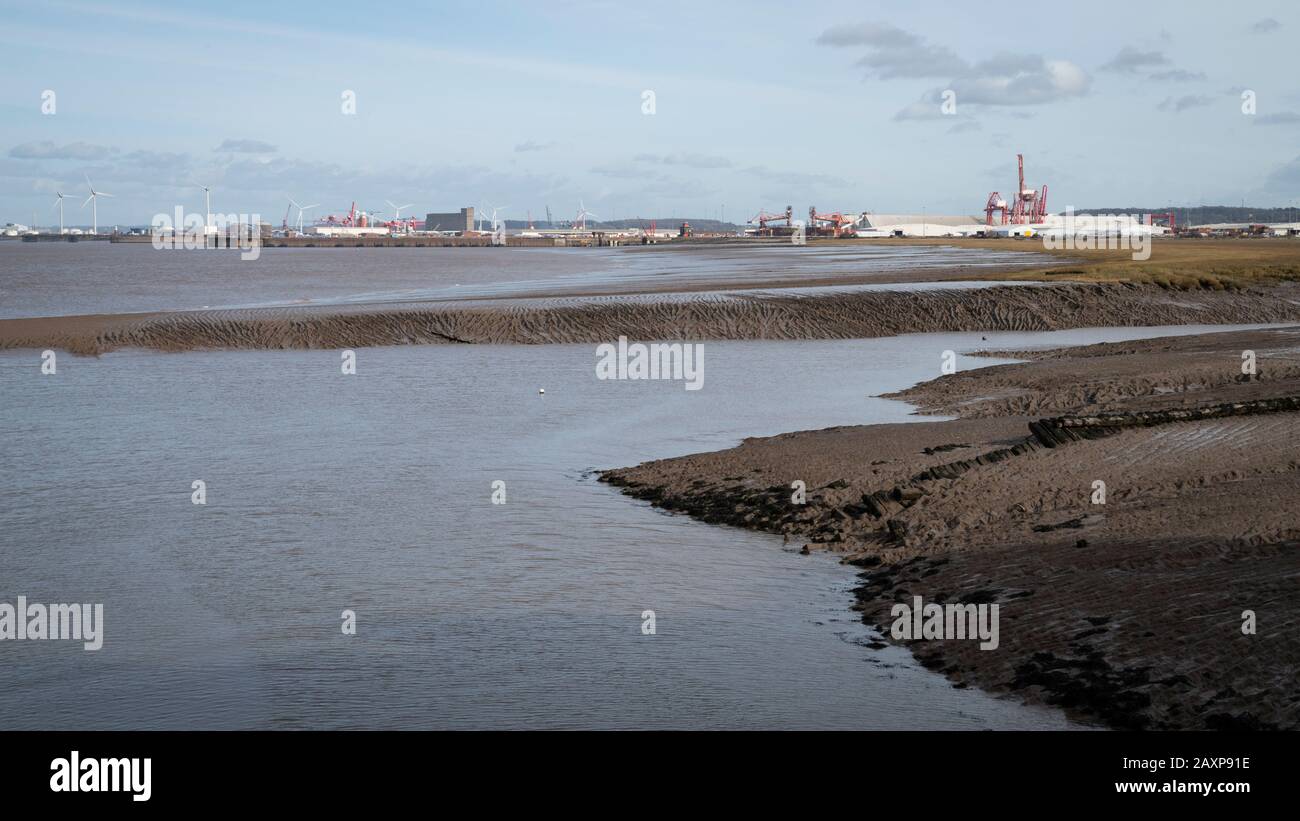 Ein weiter Blick auf die Avonmouth Docks und das Bristol Cruise Terminal auf der Severn Estuary mit Wattflächen im Vordergrund. Stockfoto