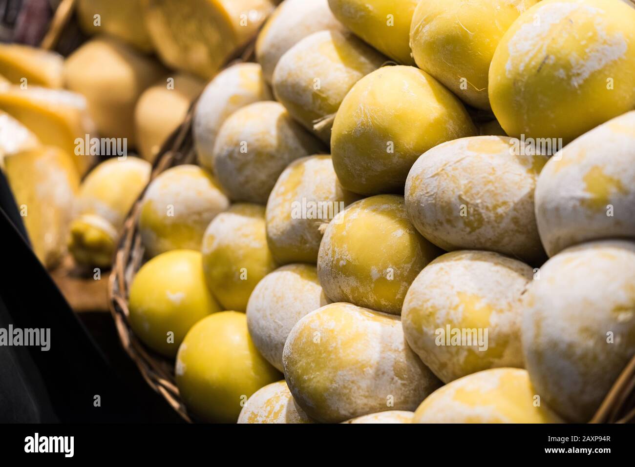 Es werden italienische Käse aus Scamorza und Caciocavallo ausgestellt. Stockfoto