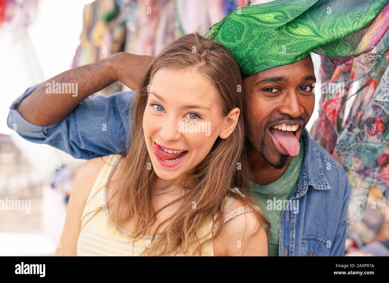 Junges multirassisches Paar auf dem wöchentlichen Stoffmarkt - Beste multiethnische Freunde, die Spaß haben und in der Altstadt einkaufen - Konzept des täglichen Genießens Stockfoto