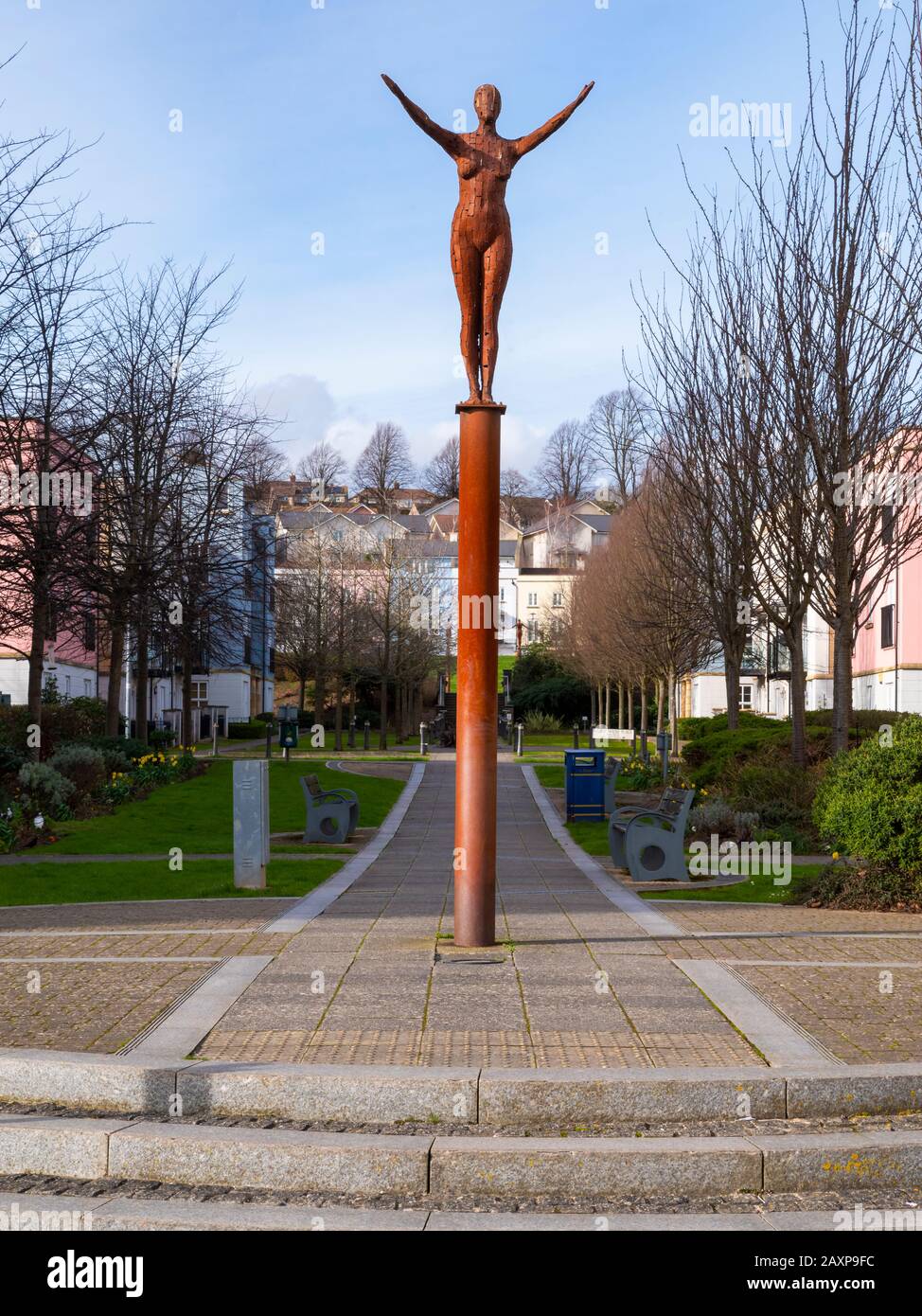 Portishead Quay Marina, England Großbritannien: Eine Skulptur aus Kortenstahl des Künstlers Rick Kirby in einem Park neben dem Jachthafen. Stockfoto
