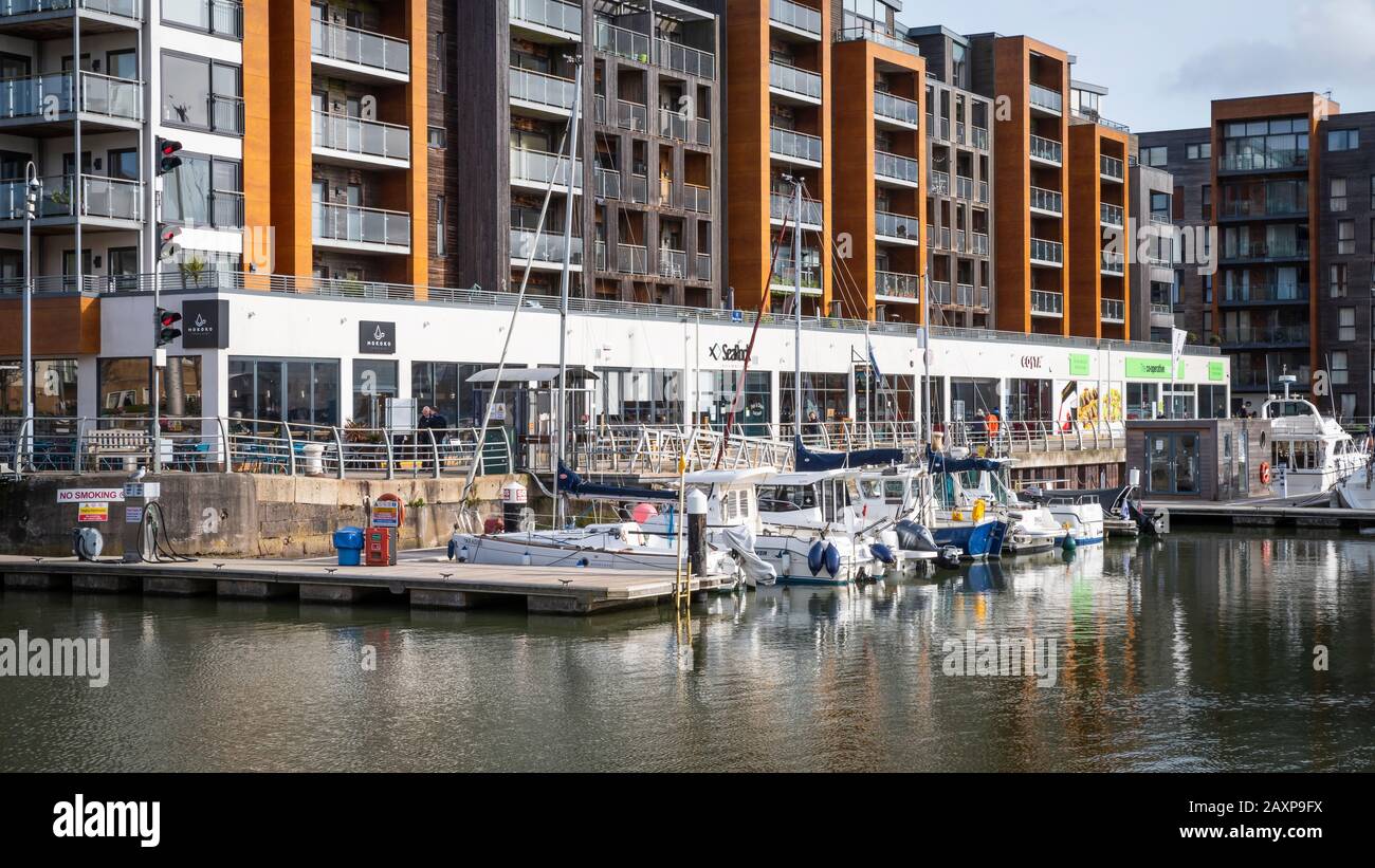 Portishead Quay Marina, England, Großbritannien: Yachts vor Geschäften, einem Café und Wohnungen. Stockfoto