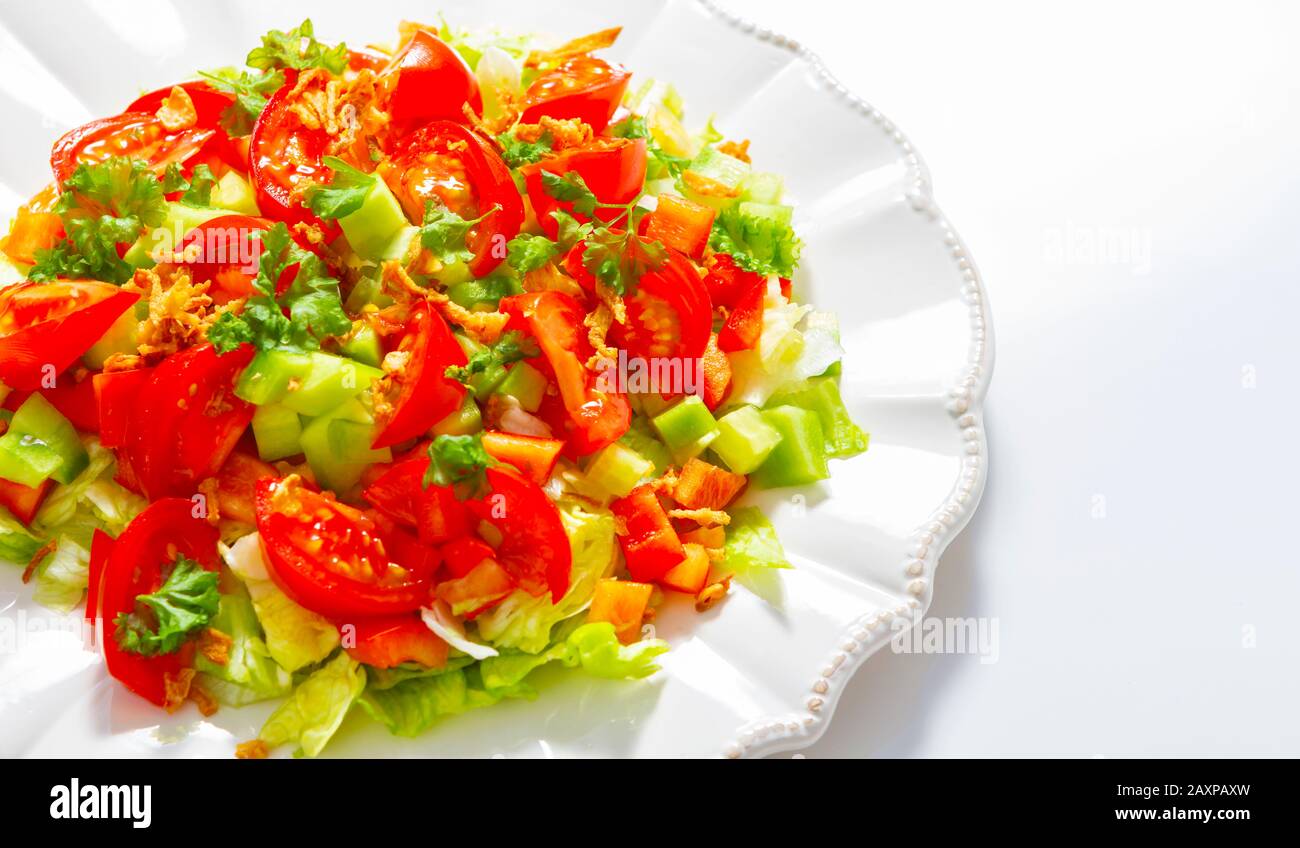 Köstlicher Salatmix auf weißem Teller Stockfoto