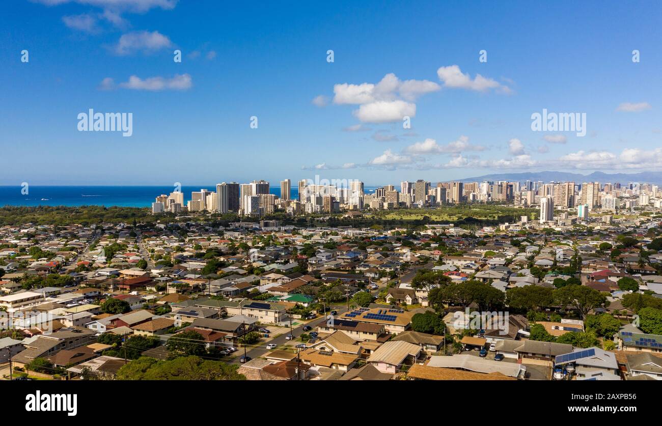 Luftdronblick auf die Vororte Kaimuki und Waikiki mit Honolulu im Hintergrund Stockfoto