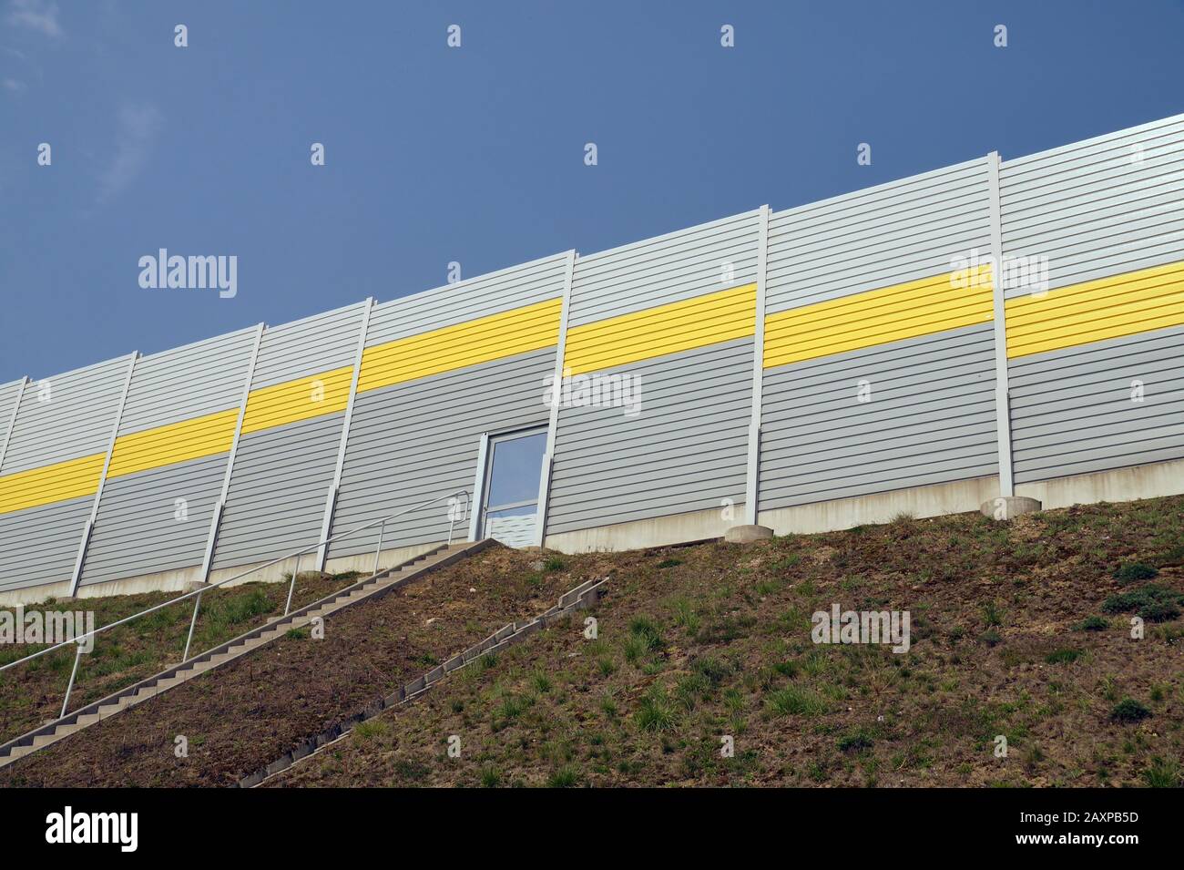Schallschutzbarrieren. Notausgang von der Autobahn. Stockfoto