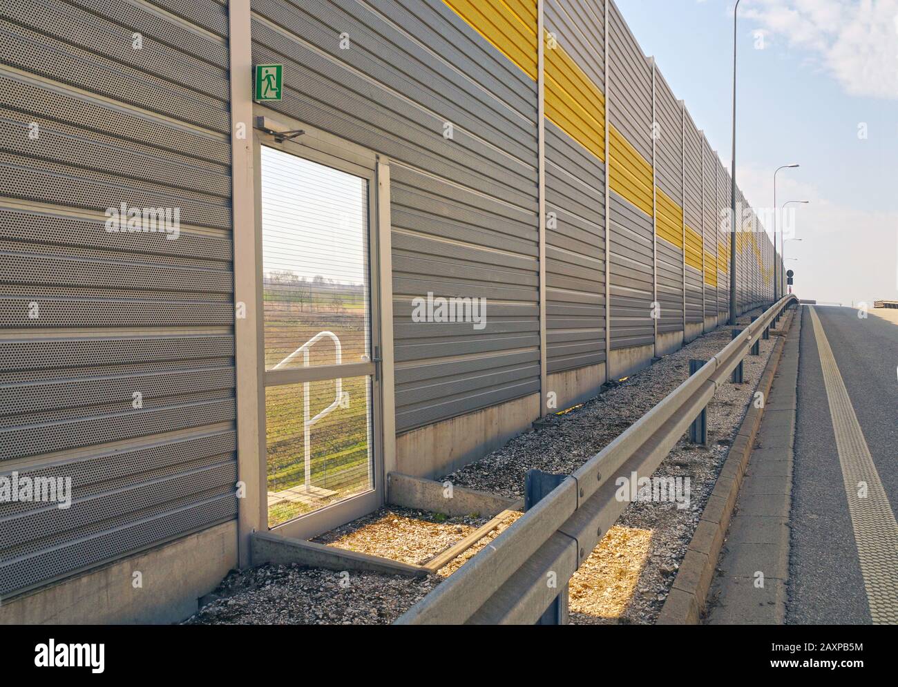 Schallschutzbarrieren. Notausgang von der Autobahn. Stockfoto