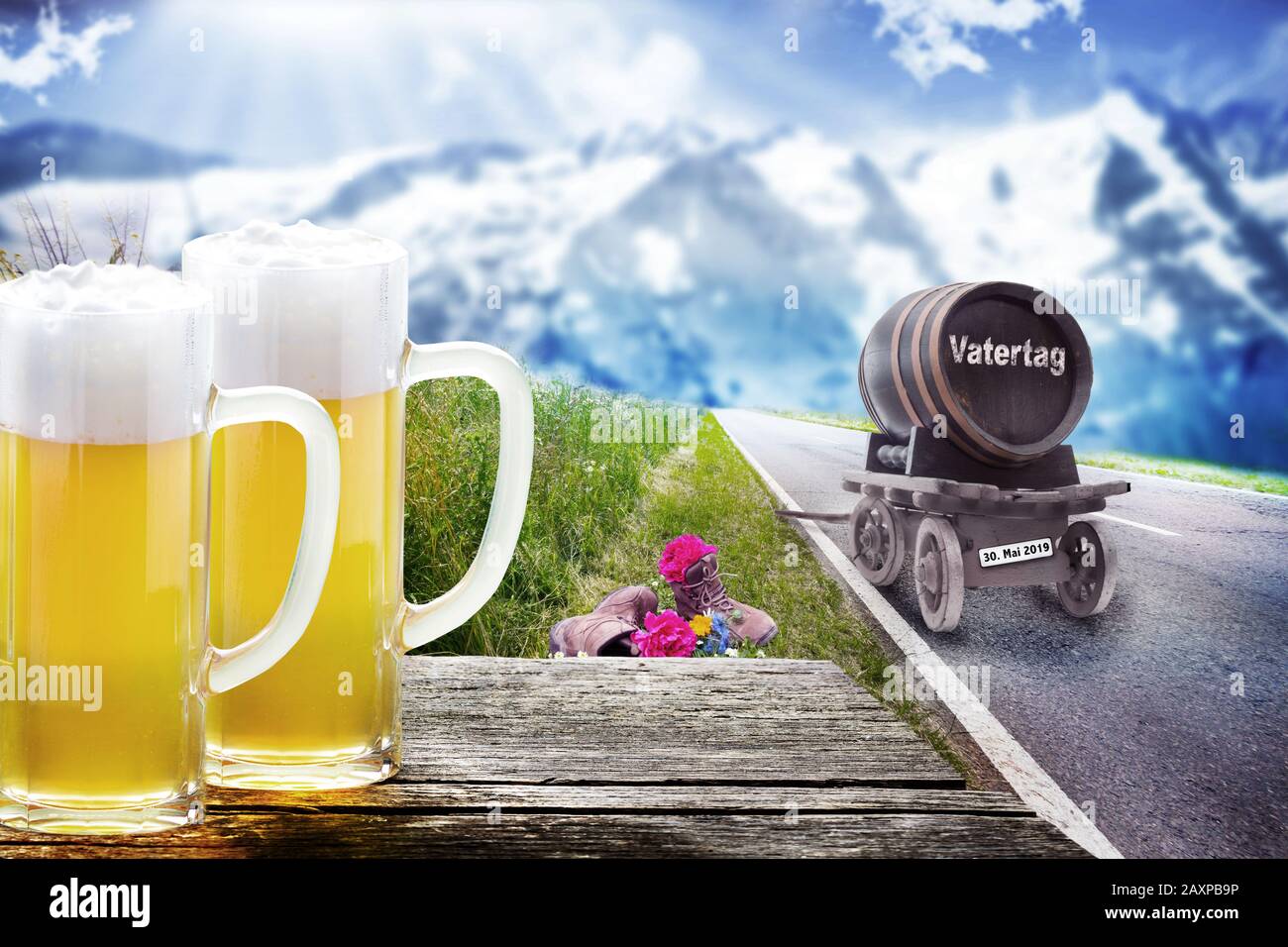 Biergläser und Handwagen symbolisch für den Vatertag Stockfoto