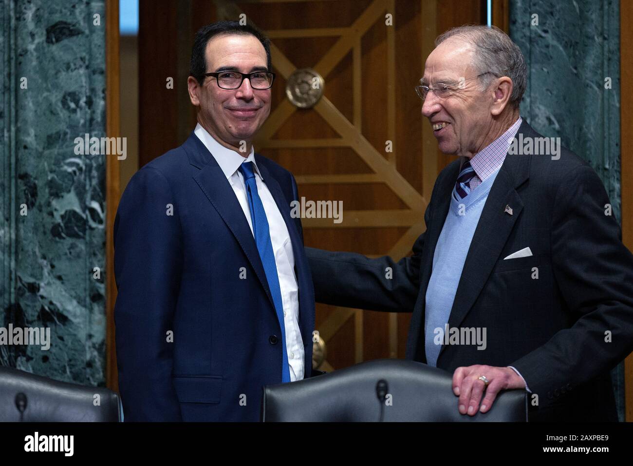 US-Finanzminister Steven T. Mnuchin begrüßt den US-Senator Chuck Grassley (Republikaner von Iowa), als er vor dem US-Senatsausschuss für Finanzen über das Budget für das Geschäftsjahr 2021 im Kapitol der Vereinigten Staaten in Washington D.C. ausstellt, USA am Mittwoch, 12. Februar, 2020. Kredit: Stefani Reynolds / CNP / MediaPunch Stockfoto