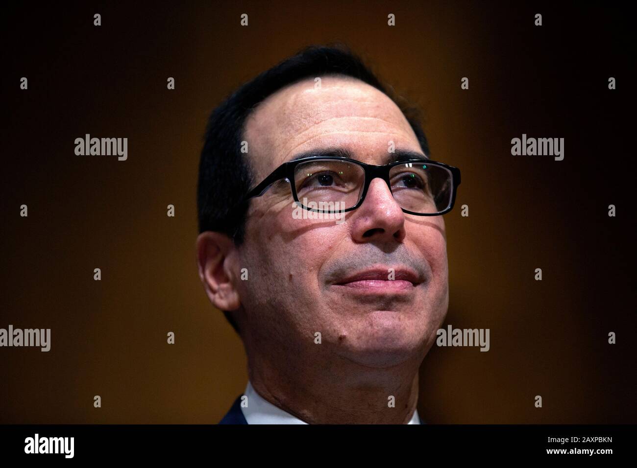 Steven T. Mnuchin, Finanzminister der Vereinigten Staaten, zeugt vor dem Finanzausschuss des US-Senats über das Budget für das Geschäftsjahr 2021 im Kapitol der Vereinigten Staaten in Washington D.C., USA am Mittwoch, 12. Februar 2020. Kredit: Stefani Reynolds / CNP / MediaPunch Stockfoto