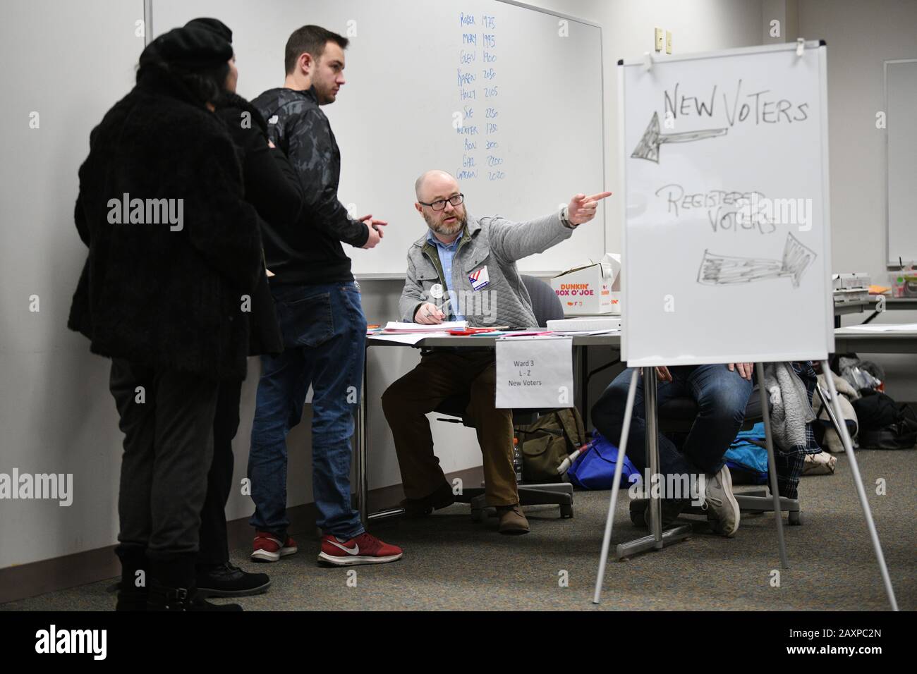 (200212) - Manchester (USA), 12. Februar 2020 (Xinhua) - Die Wähler registrieren sich am 11. Februar 2020 bei einem Wahllokal während der Vorwahl in New Hampshire in Manchester, New Hampshire, den Vereinigten Staaten. Die demokratische Vorwahl in New Hampshire befindet sich im nationalen Rampenlicht als ein knappes Rennen und zwei Aussteiger haben das "Starting Gun"-Voting definiert. (Xinhua/Liu Jie) Stockfoto