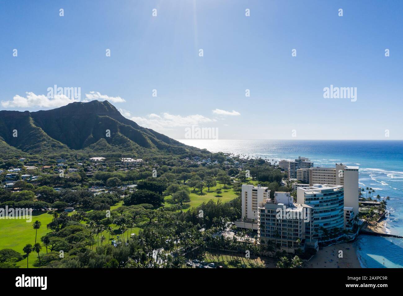 Luftdronblick auf die Meeresfront auf Waikiki mit Diamond Head im Hintergrund Stockfoto
