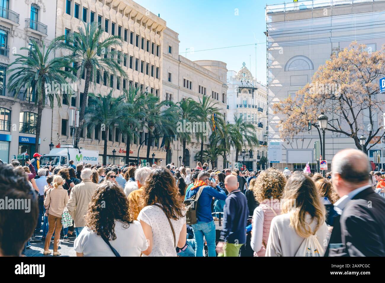 Valencia, Spanien, 18. März 2018: Große Menschenmenge in der Innenstadt von Valencia mit pyrotechnischen Schauerfolgen. Fallas Feier. Stockfoto