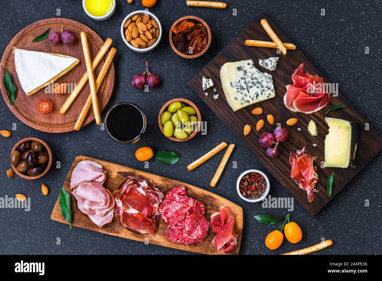 Tisch mit Antipasti und Vorspeisen mit Aufschnitt und Käse Deli Platte. Stockfoto