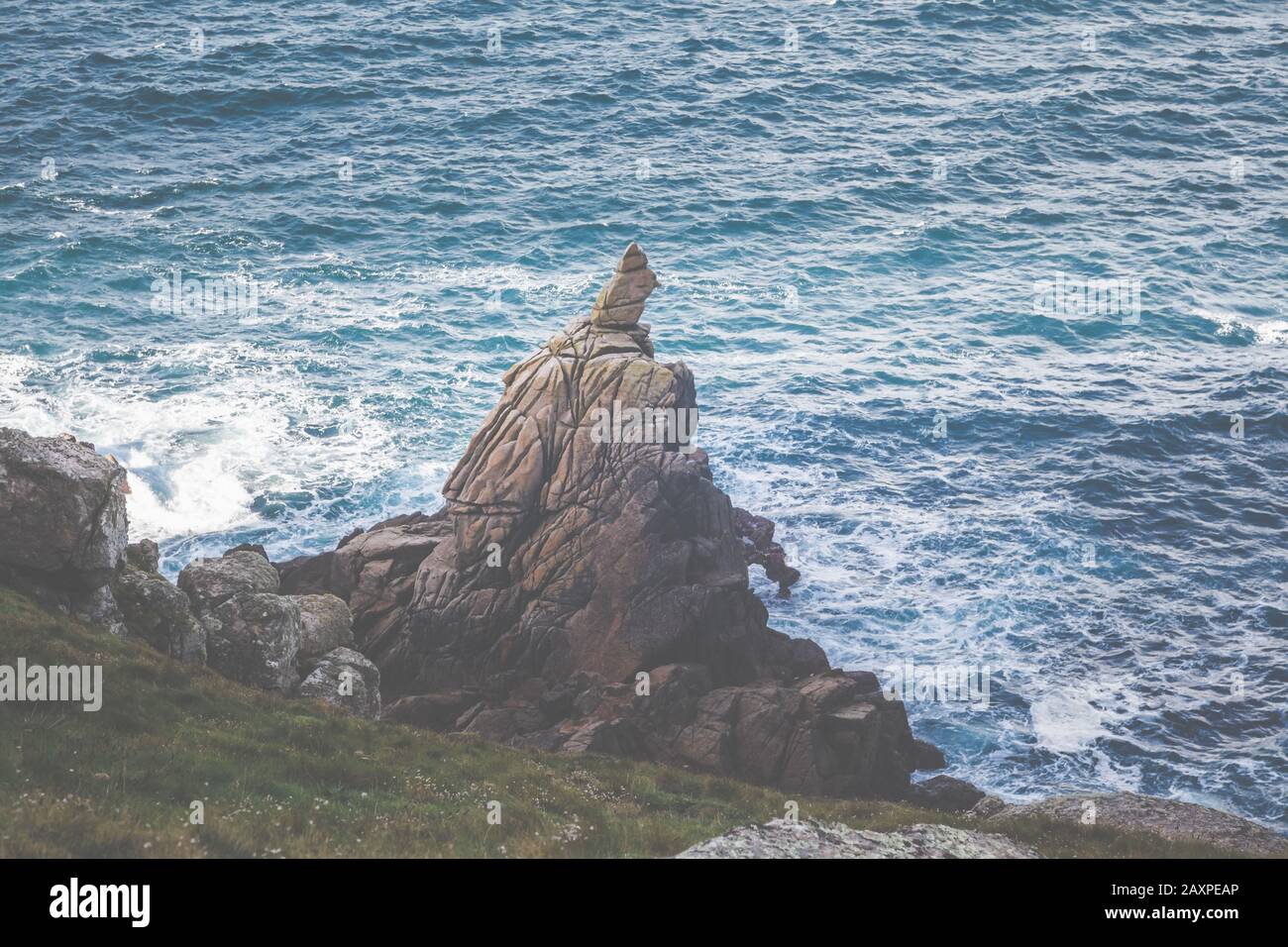 Ein großer Felsen an der Küste von Lands End, Penzance, Cornwall, England, Großbritannien Stockfoto