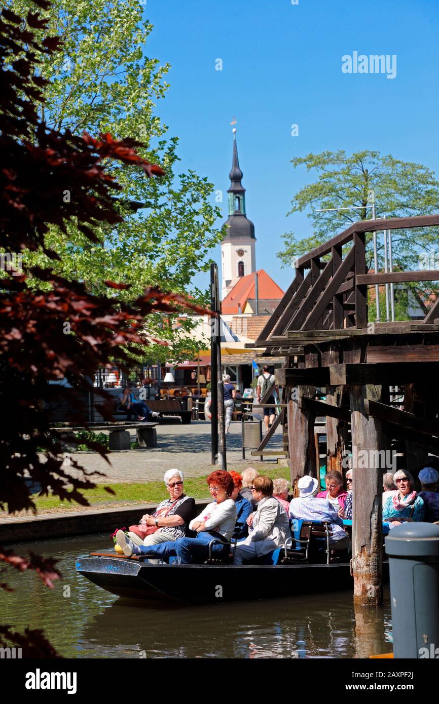 Deutschland, Brandenburg, Spreewald, Lübbenau, Hafen, Lastkähne, Touristen Stockfoto