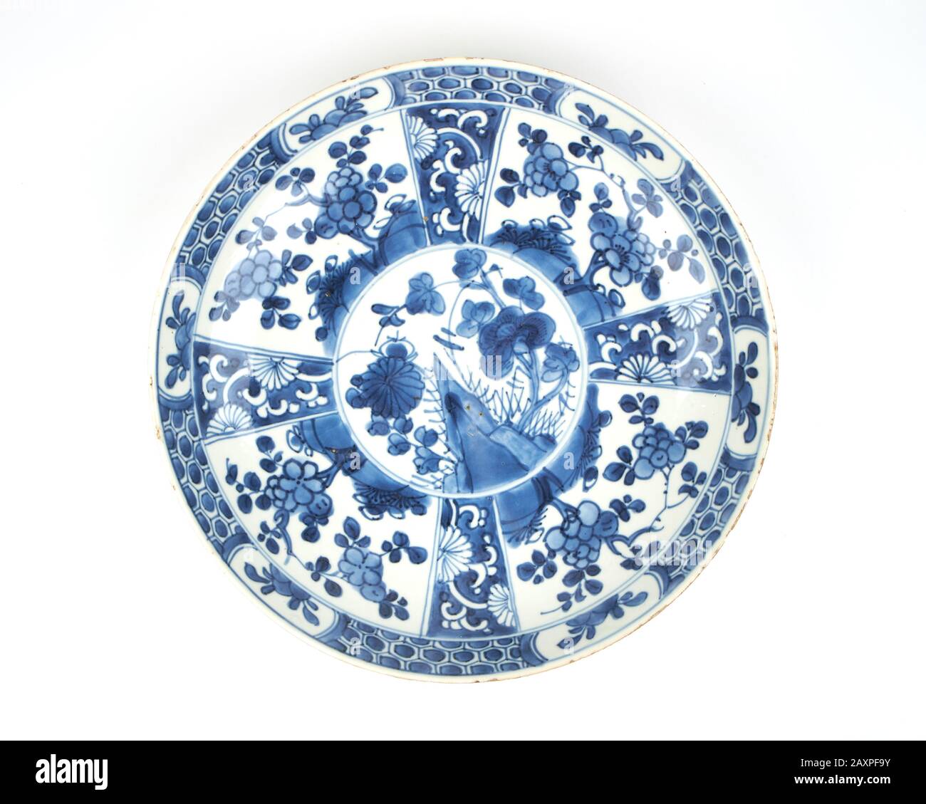 Altes chinesisches Kraak aus dem 17. Bis 18. Jahrhundert, blaues und weißes Porzellangericht, 28 cm Durchmesser Stockfoto